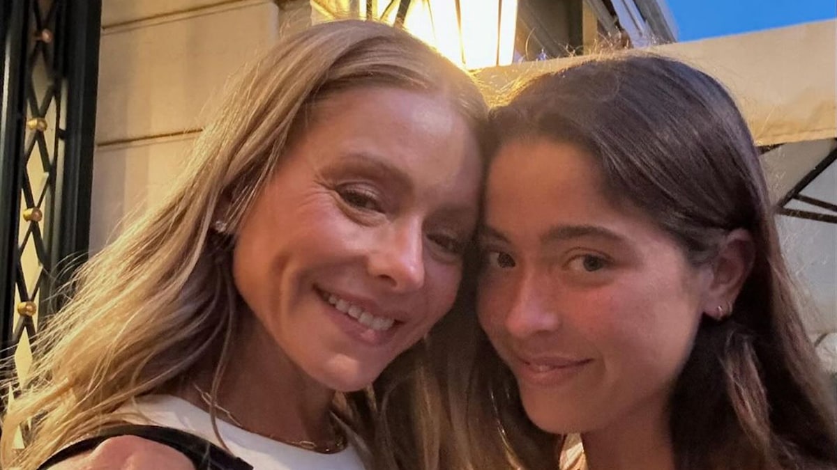 Kelly Ripa stuns on the beach in sun-soaked selfie with birthday girl Lola