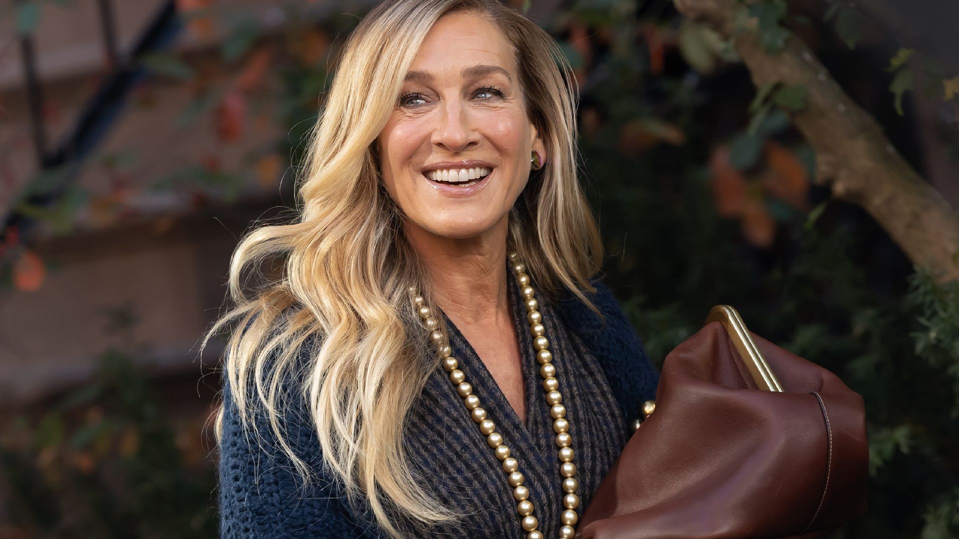 sarah jessica parker glamorous hair with curls and waves