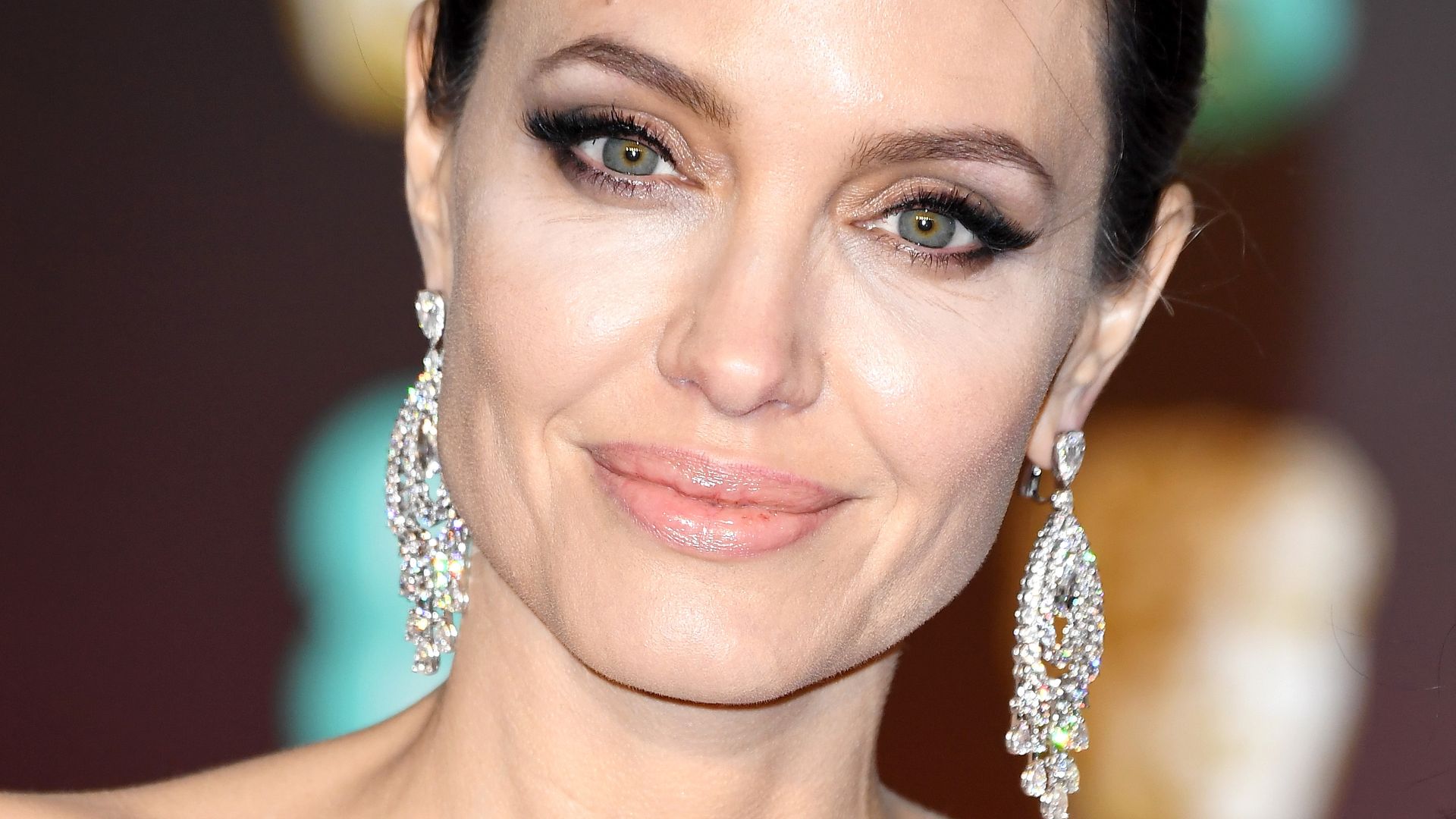 Angelina Jolie's Red Carpet Hair Malfunction: Extensions Photos