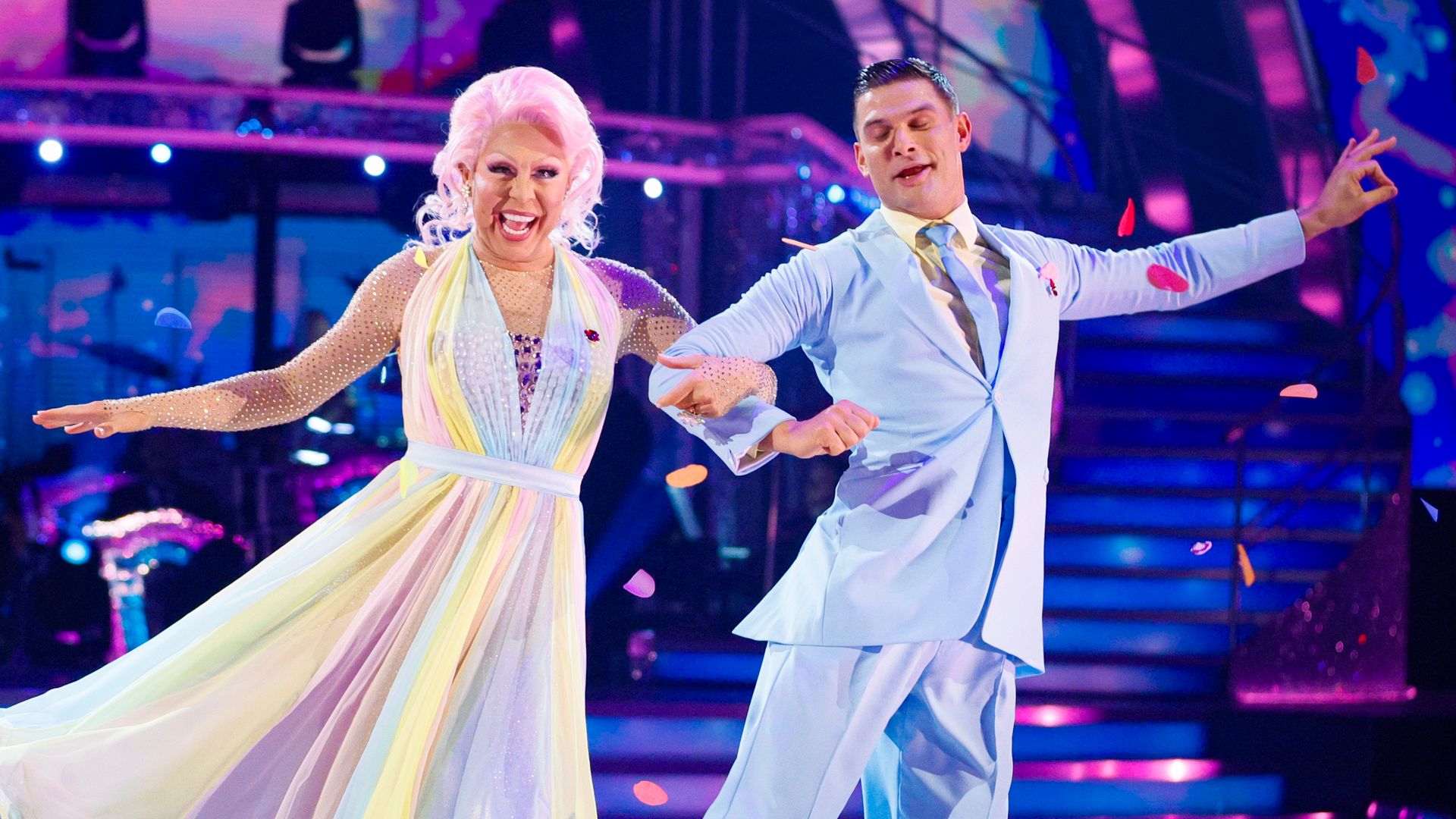 La Voix and Aljaz Skorjanec dancing a foxtrot