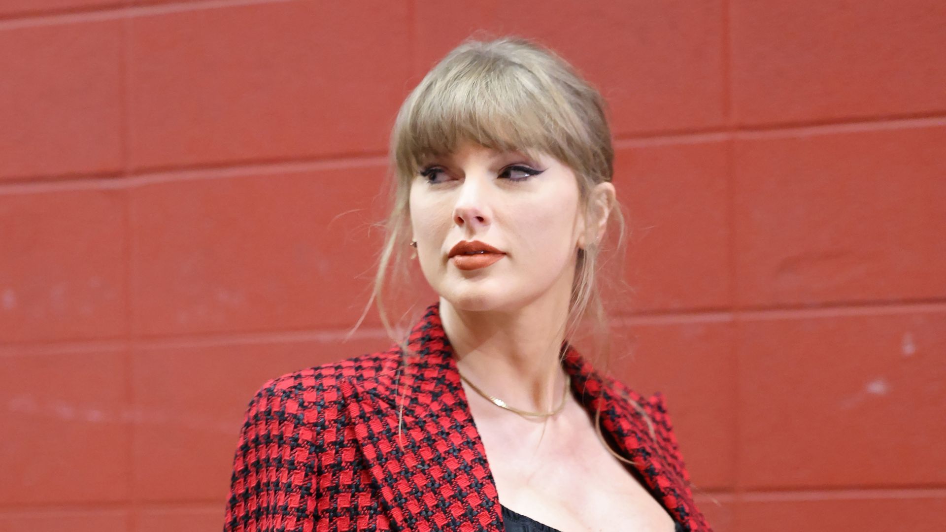 taylor swift red outfit NFL