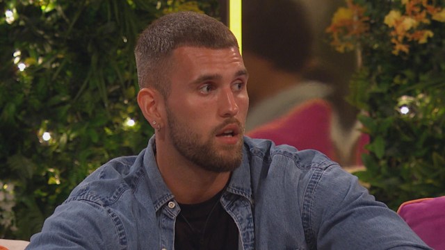 Zachariah chats to Islanders on Love Island