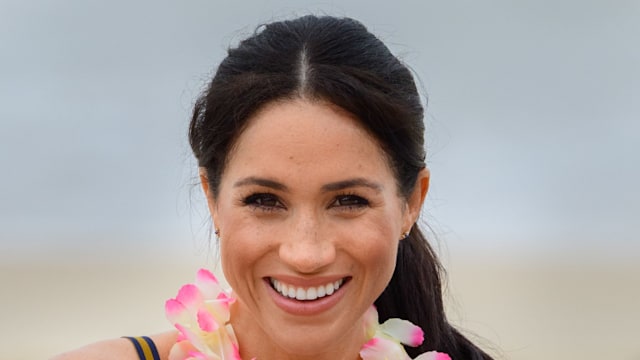 meghan markle on australian beach wearing a lei garland 