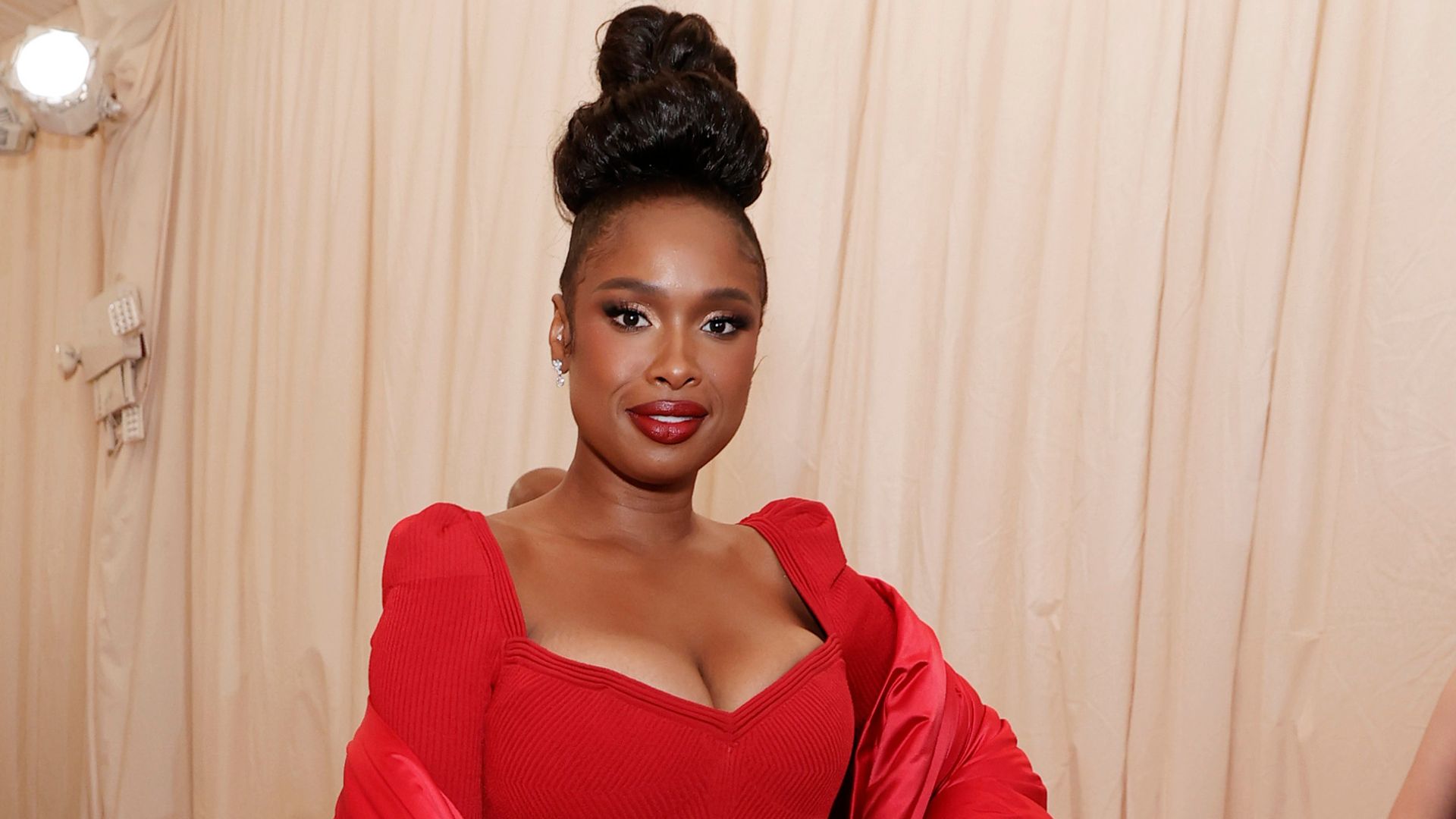 Jennifer Hudson steals the show in figure-hugging dress with a twist for Thanksgiving performance