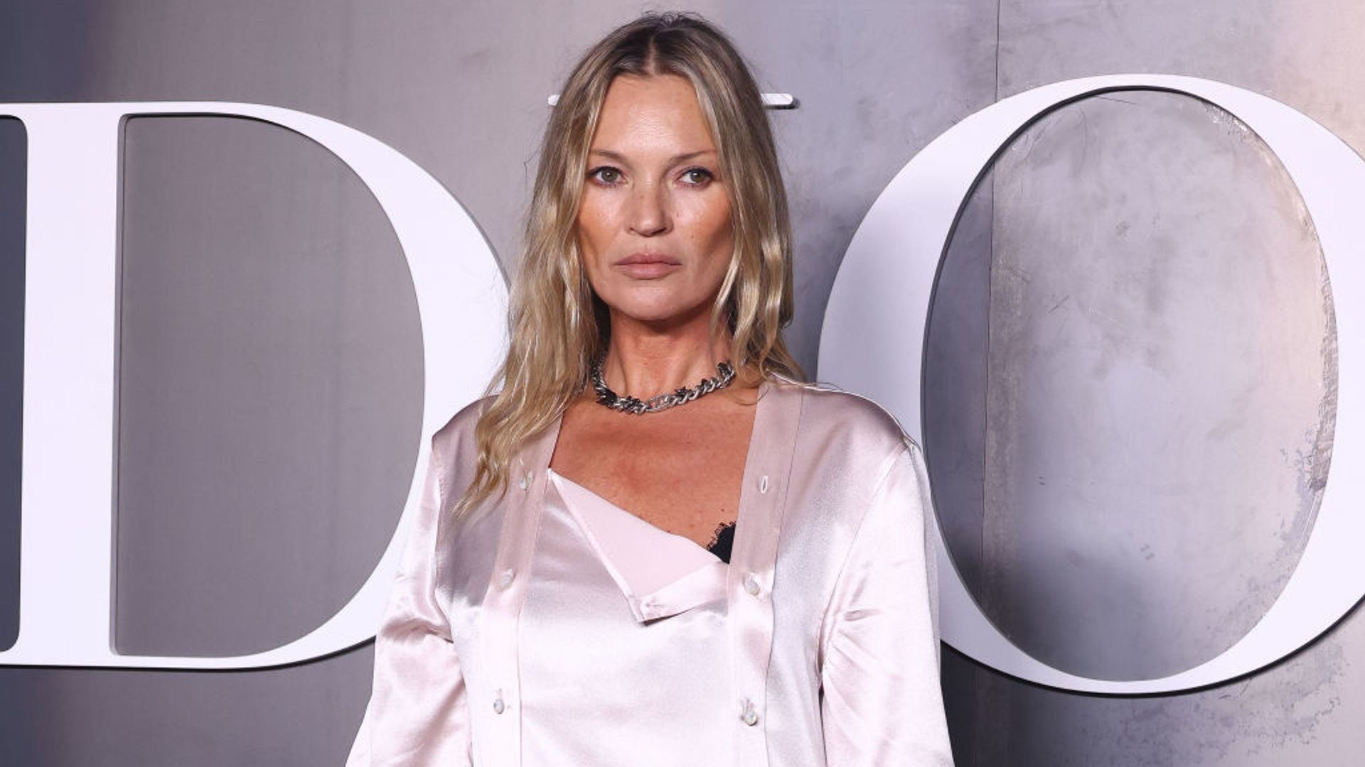 PARIS, FRANCE - JANUARY 24: (EDITORIAL USE ONLY - For Non-Editorial use please seek approval from Fashion House) Supermodel Kate Moss attends the Dior Homme Menswear Fall-Winter 2025/2026 show as part of Paris Fashion Week at Ecole Militaire on January 24, 2025 in Paris, France. (Photo by Marc Piasecki/WireImage)