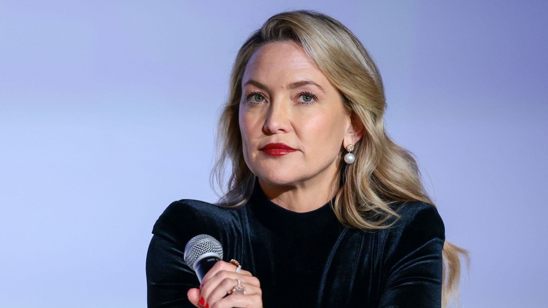 kate hudson holding microphone