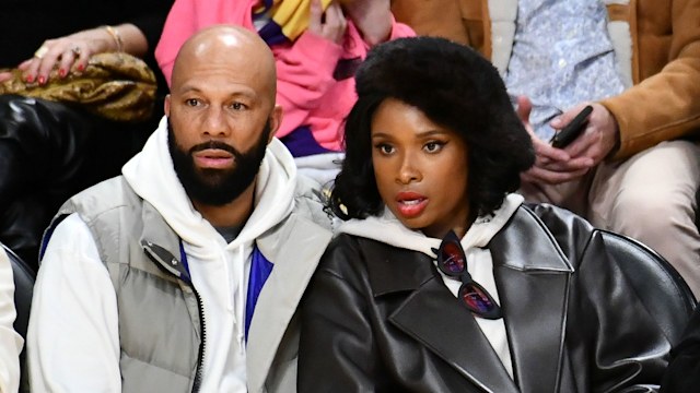 jennifer hudson and common sitting courtside