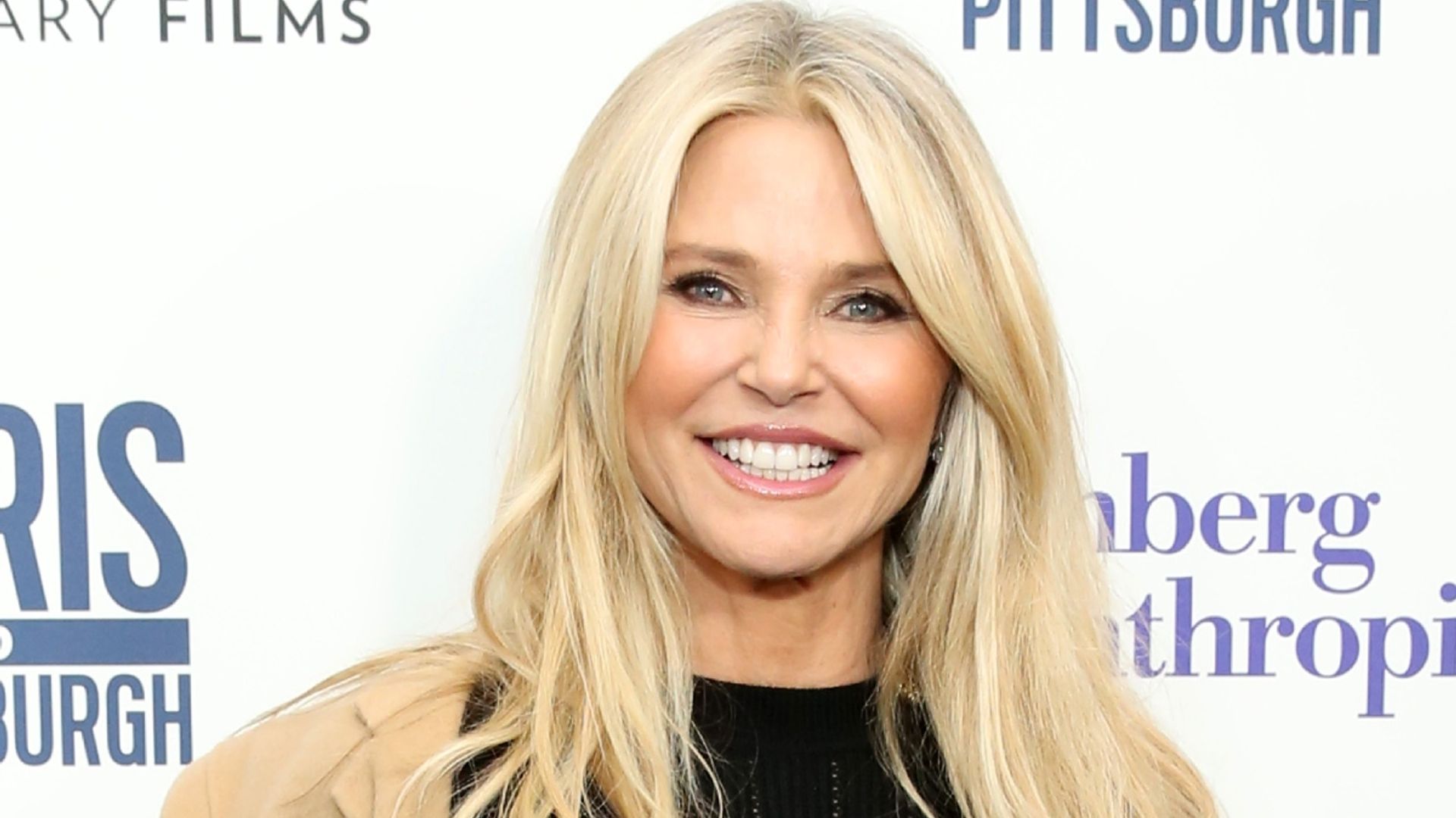 Christie Brinkley 68 Shows Off Supremely Toned Figure In Plunging