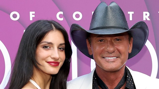 tim mcgraw and daughter audrey both wearing white