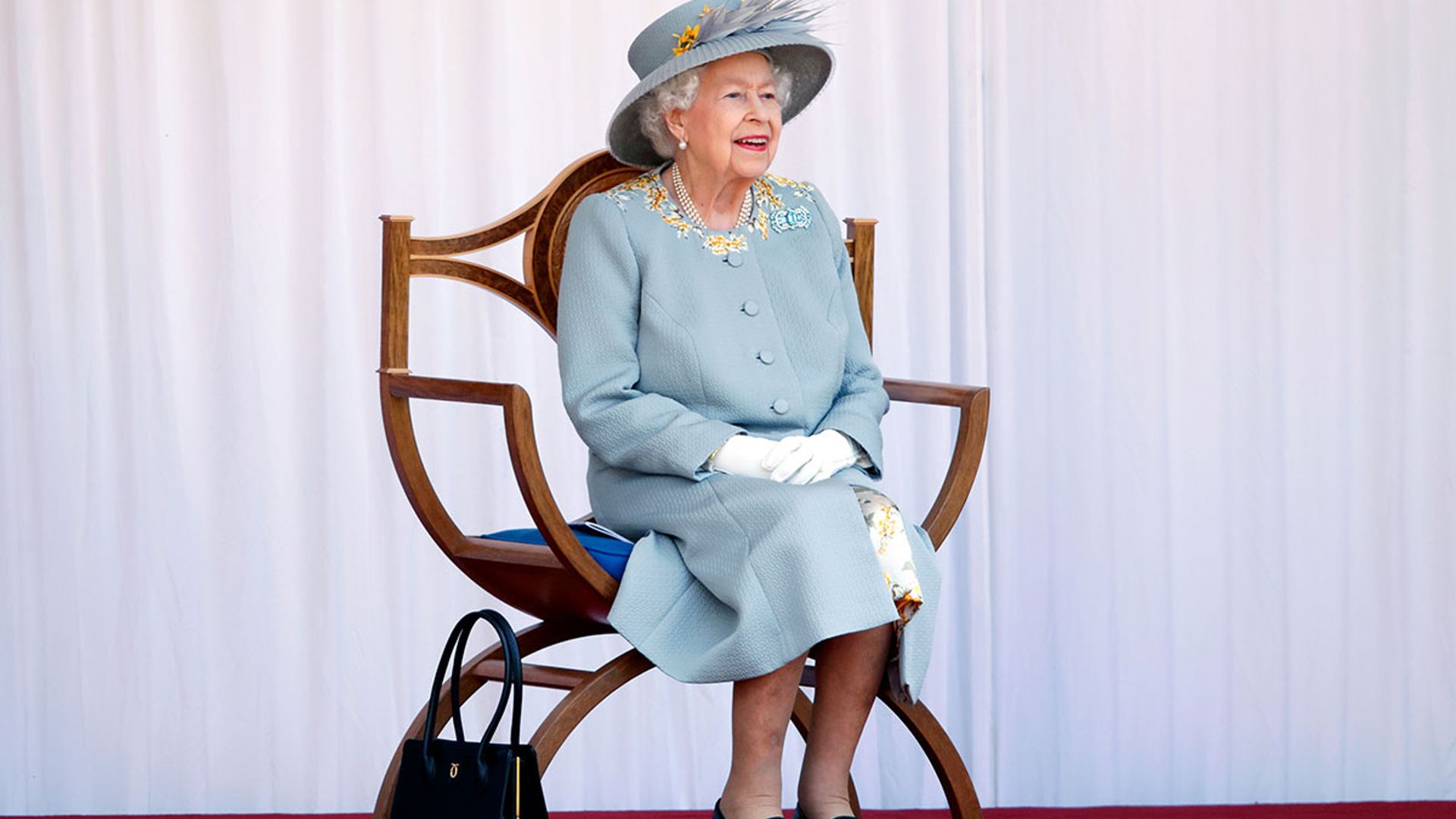 Queen Elizabeth's handbag what she keeps inside the purse that