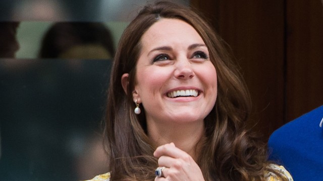 LONDON, ENGLAND - MAY 02:  Catherine, Duchess of Cambridge and Prince William, Duke of Cambridge depart the Lindo Wing with their newborn daughter, Princess Charlotte of Cambridge at St Mary's Hospital on May 2, 2015 in London, England.  (Photo by Samir Hussein/WireImage)