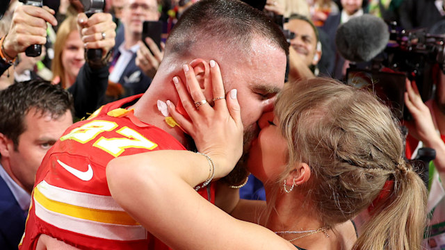 taylor swift travis kelce kissing