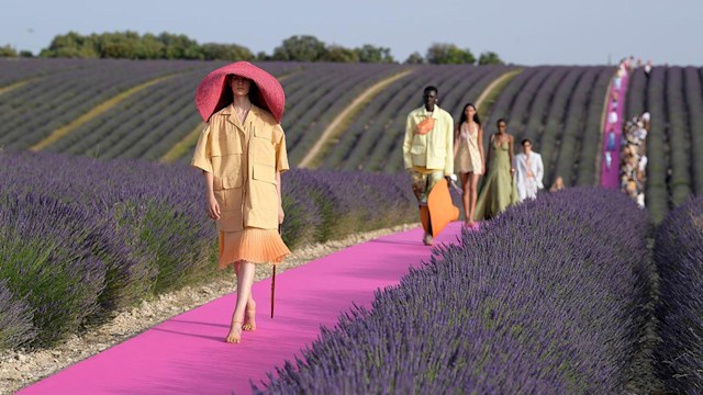 jacquemus fashion show pink