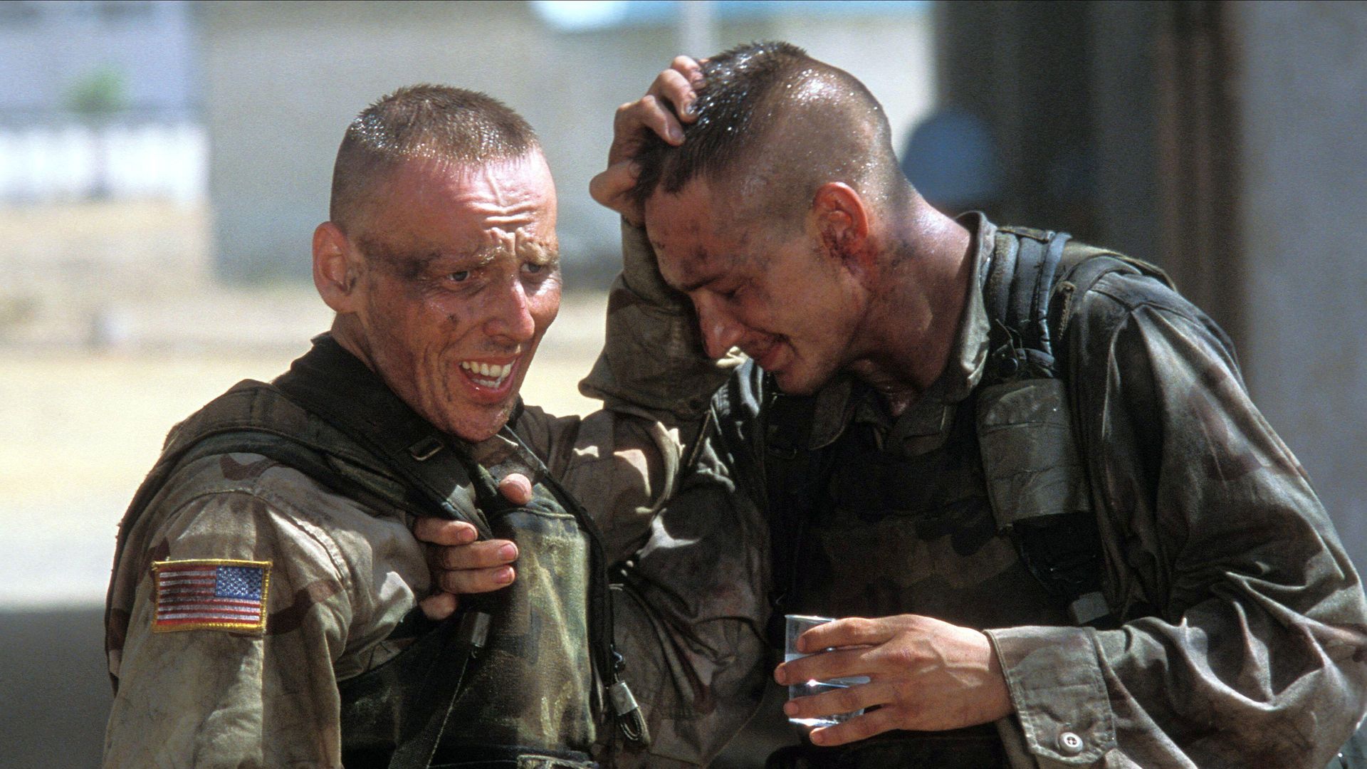Ewen Bremner and Tom Hardy in a scene from Black Hawk Down