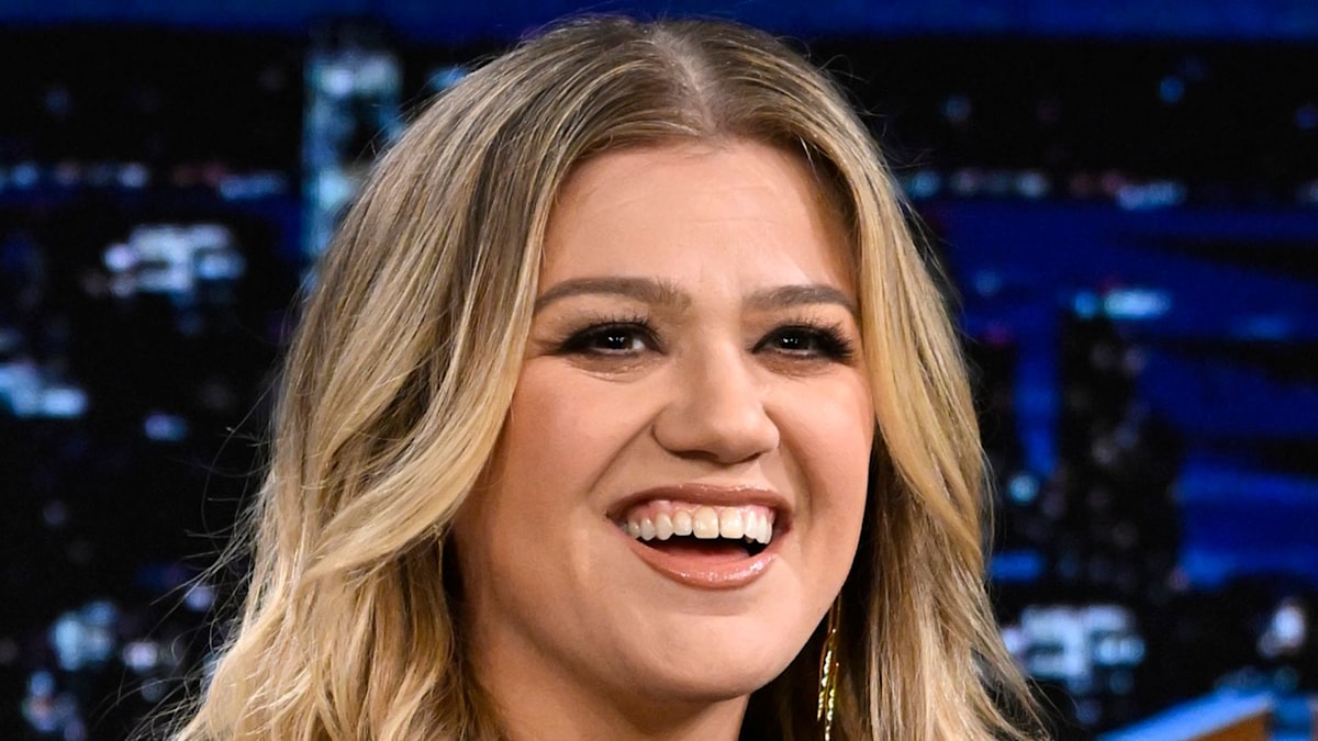 Kelly Clarkson is flawless as she dons skintight dress with plunging ...