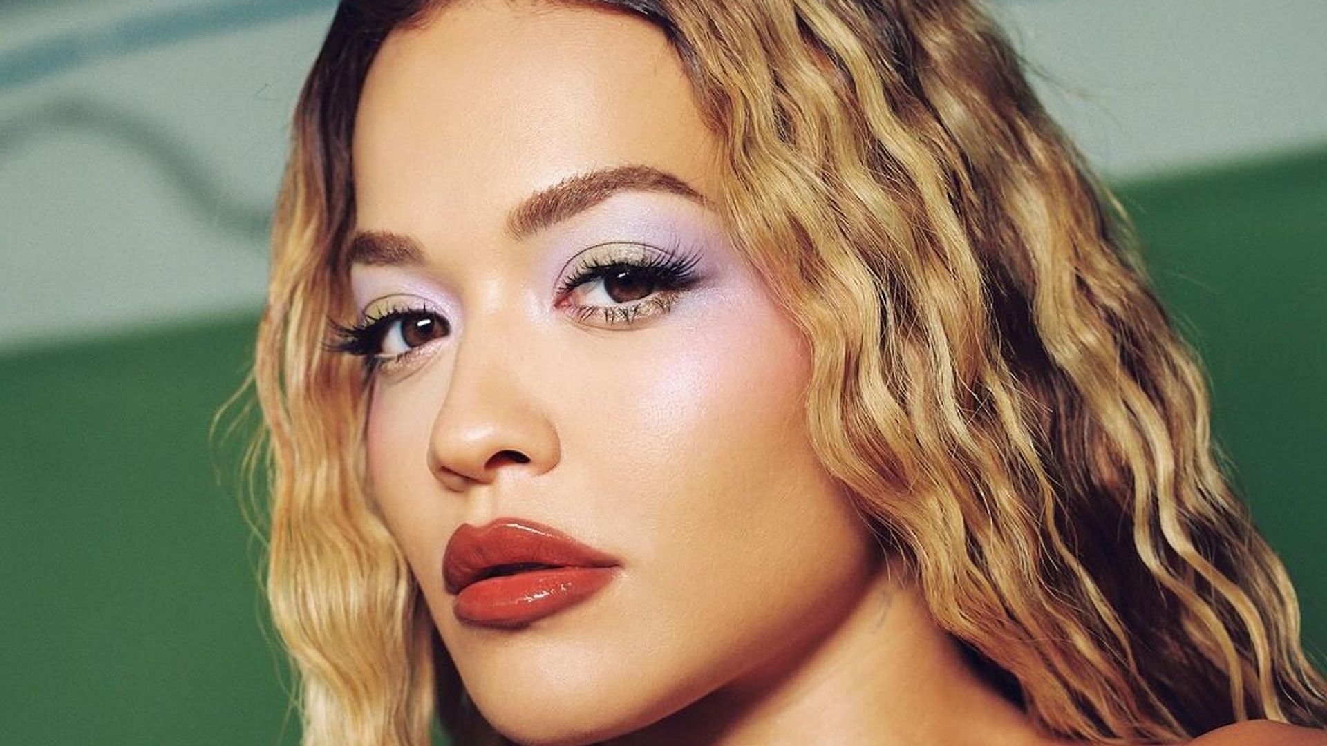 Rita Ora matched her makeup to her cutout bustier dress and we’re obsessed