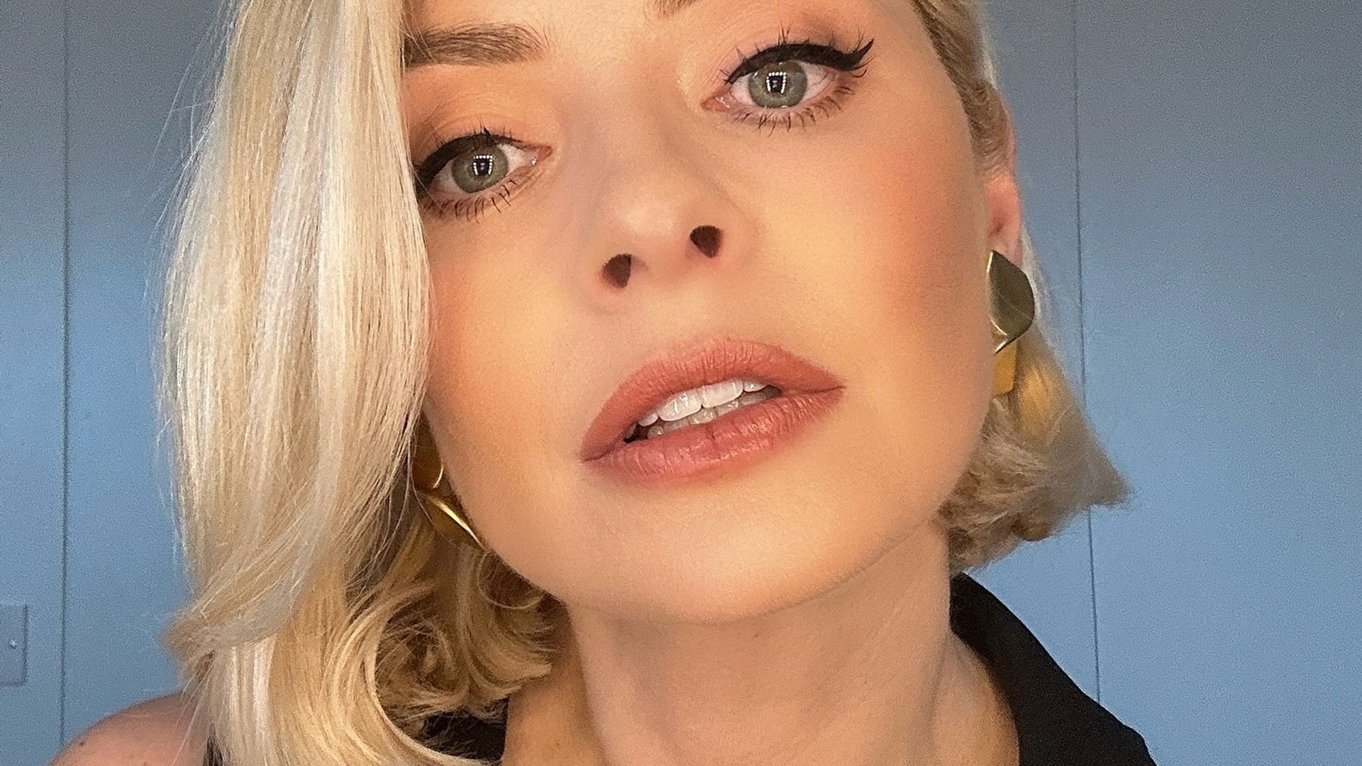 Holly Willoughby morphs into an influencer with surprising change of look