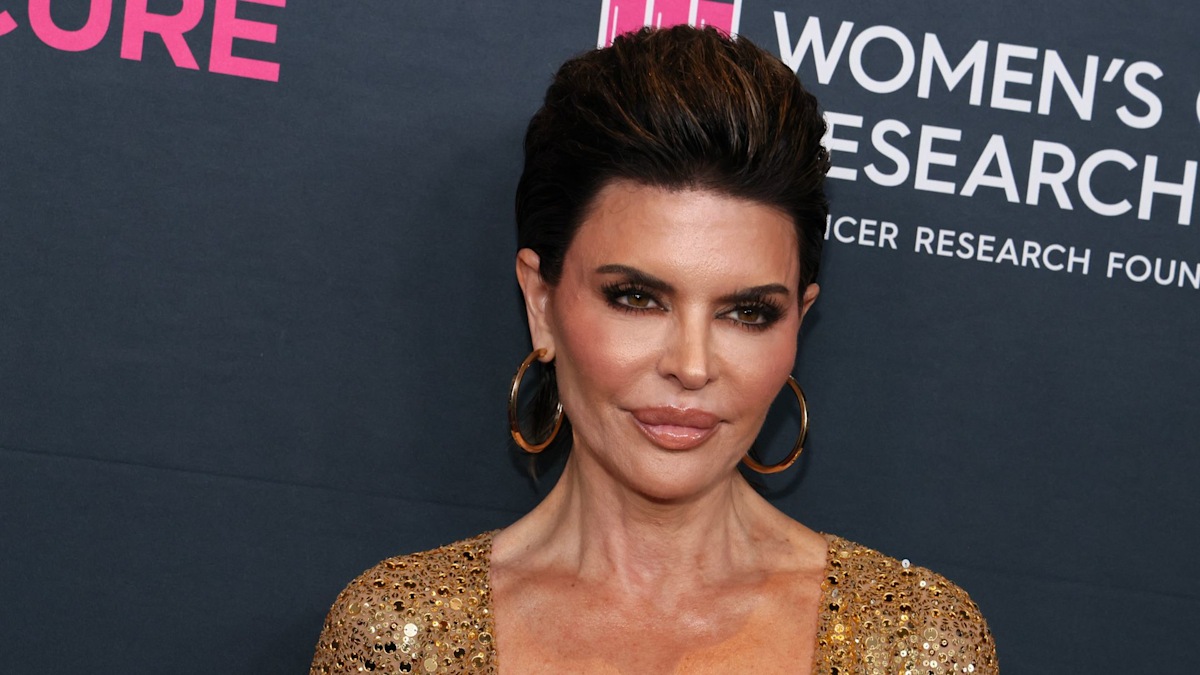 Lisa Rinna poses topless in jaw-dropping photo | HELLO!