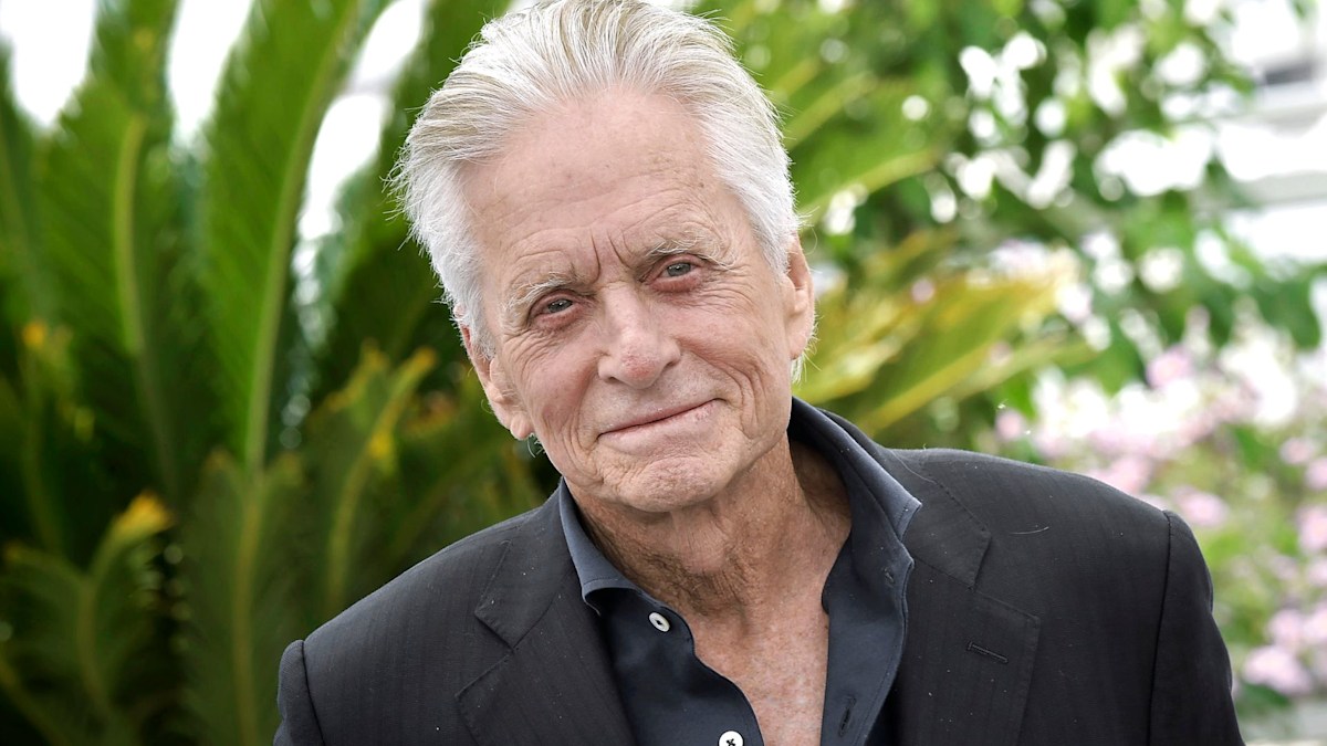 Michael Douglas comparte una selfie informal que provoca reacciones encontradas entre los fanáticos