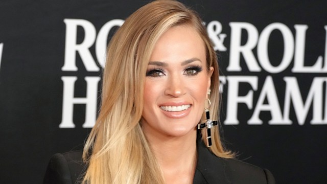 carrie underwood in black suit at rock and roll hall of fame ceremony
