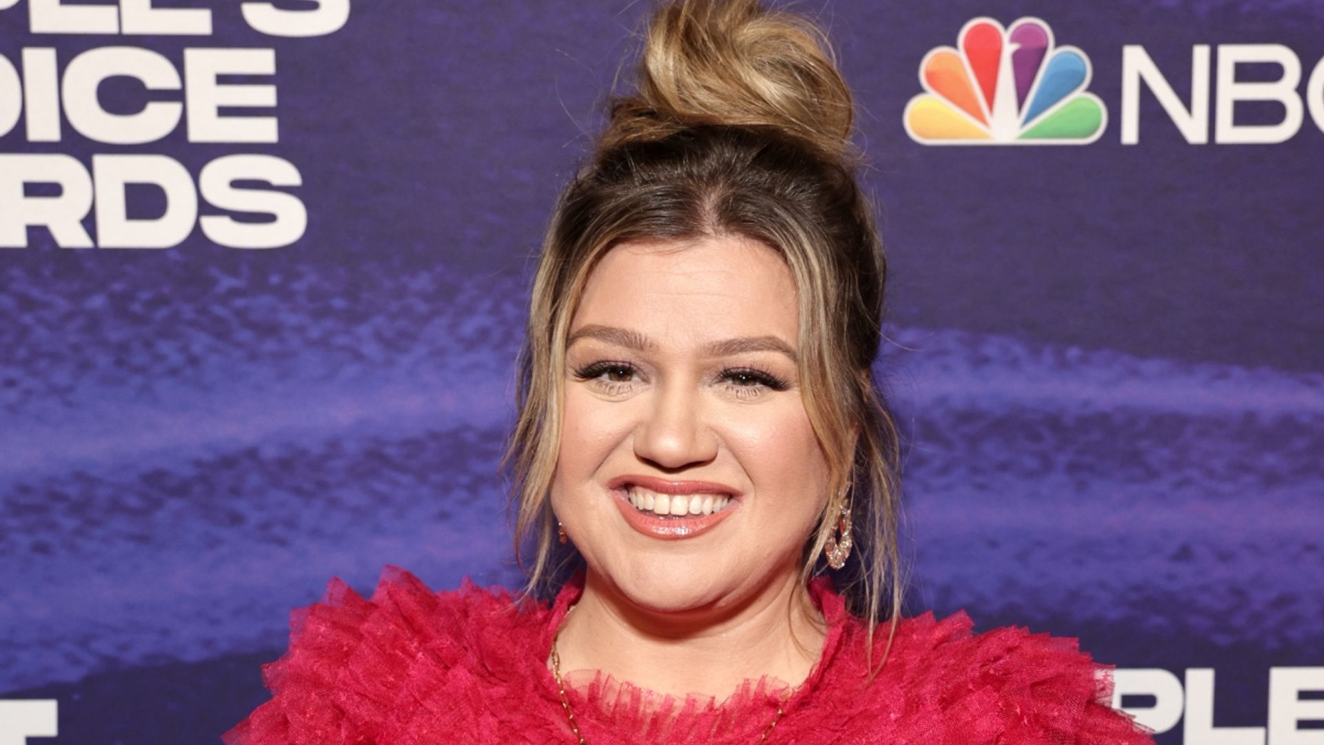 Kelly Clarkson makes on-air comeback in gorgeous sheer red gown - but ...