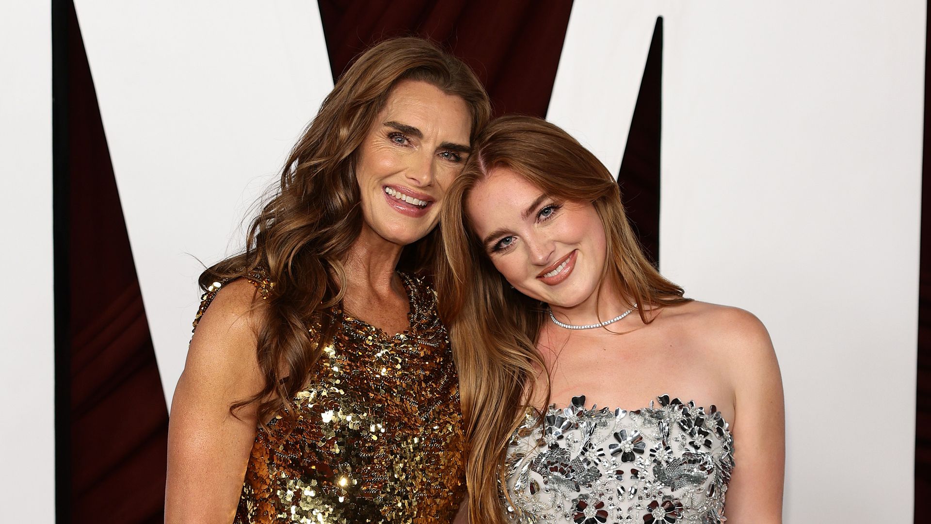 Brooke Shields' lookalike daughter steals the limelight in figure-hugging dress 