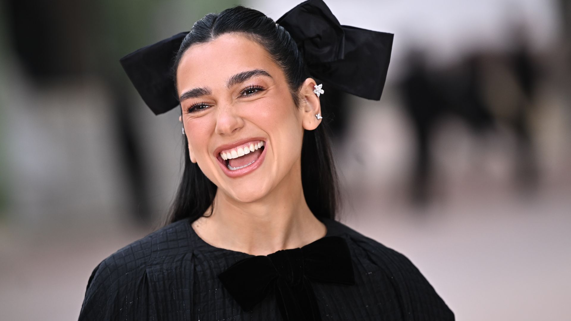 Dua Lipa attends the Chanel Haute Couture Spring-Summer 2025 show as part of Paris Fashion Week on January 28, 2025 in Paris, France