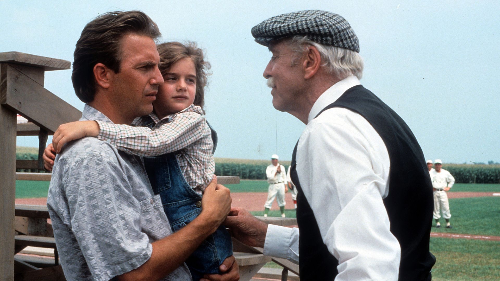 Netflix montre la disparition du service de streaming en août - y compris cet énorme favori des fans 4 Kevin Costner tenant Gaby Hoffmann dans une scène de Field of Dreams
