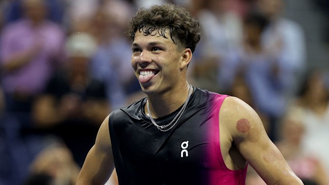 ben shelton sticking his tongue out on court