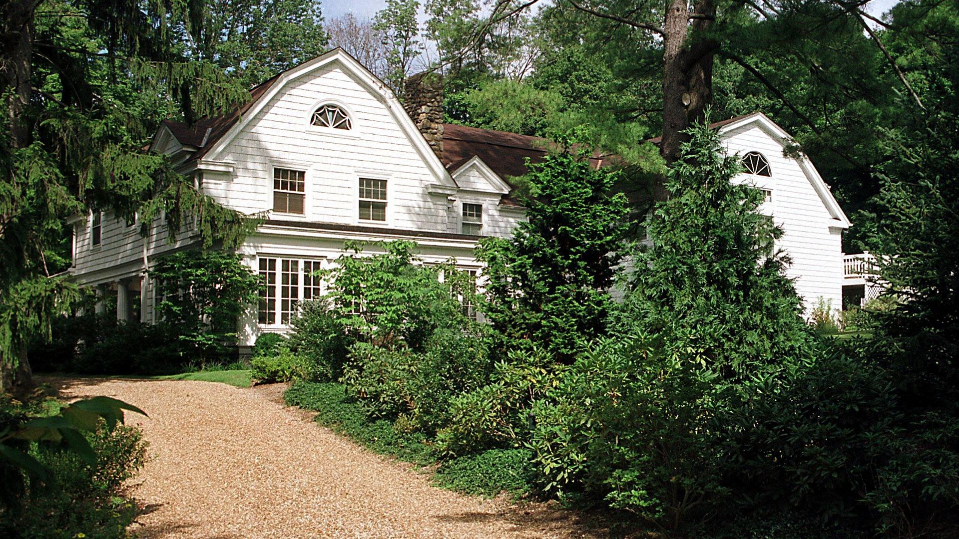 The post-White House residence of US President Bill Clinton and his wife Hillary is pictured 04 September 1999  in Chappaqua in upstate New York. Democratic fund-raiser Terry McAuliffe, a close friend of the president, pledged to deposit 1.35 million USD to guarantee the mortgage, which has prompted questions on the ethics of the deal, according to  04 September 1999  press reports.