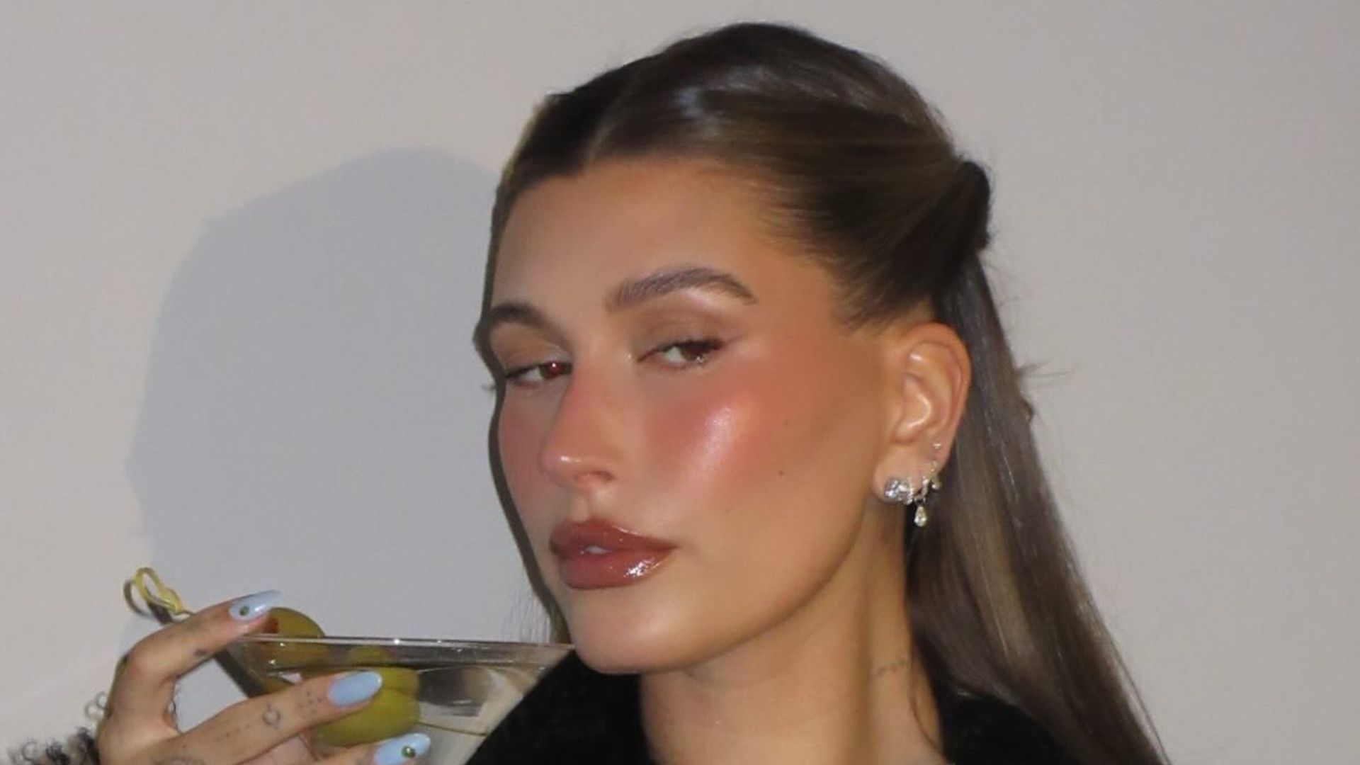 Hailey Bieber turns 28: see her bold birthday look