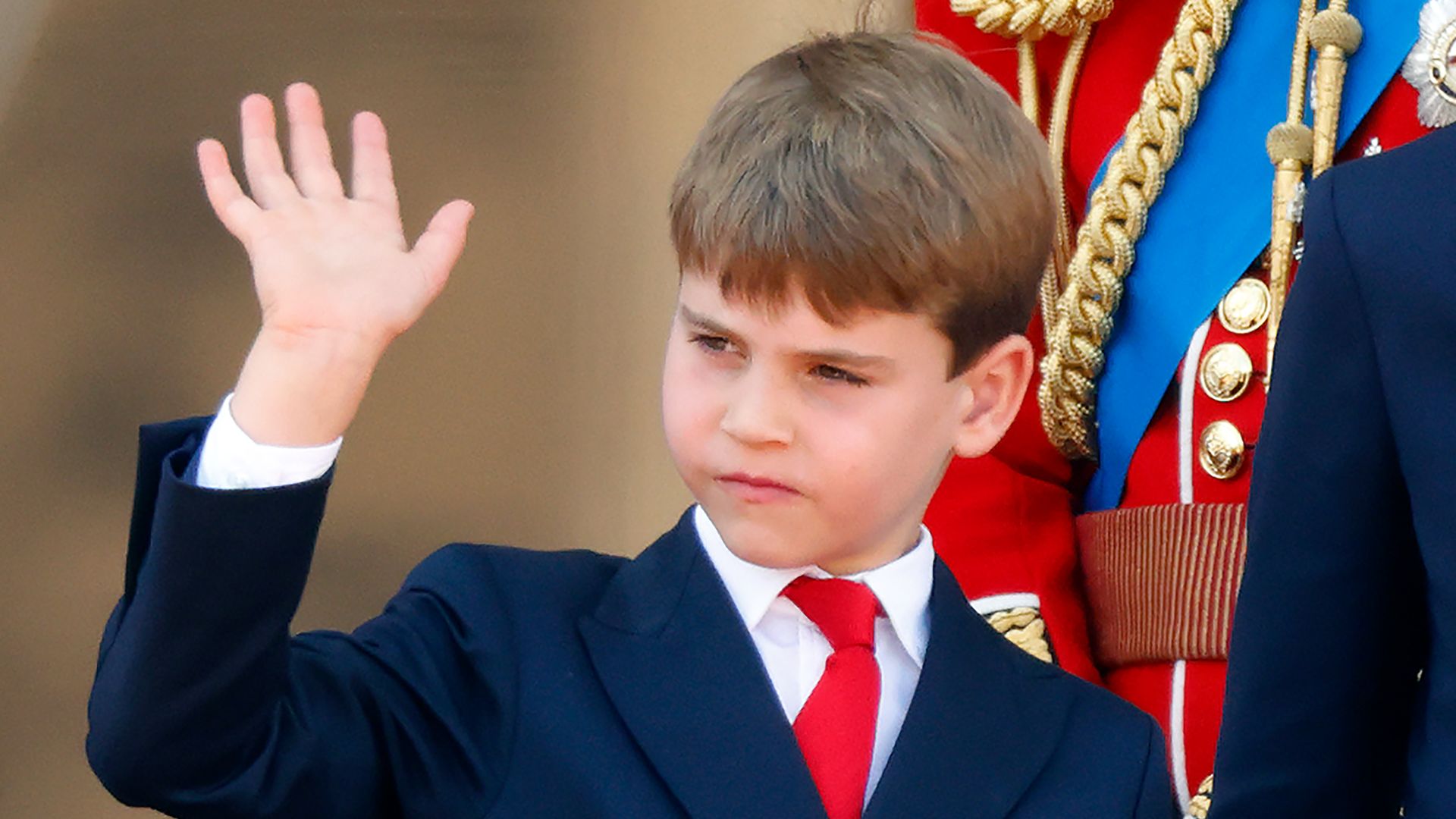 Louis waving from balcony