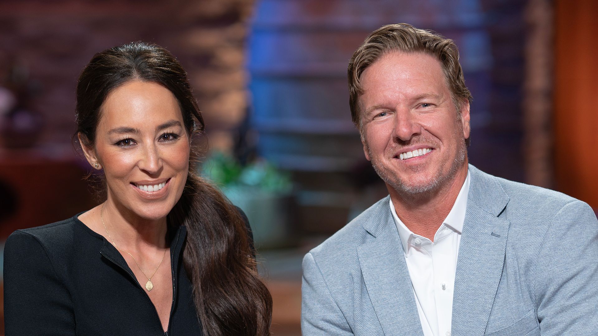 SHARK TANK - "1702" - Entrepreneurs enter the Tank to pitch products including a cleaning device for homegrown eggs, a reusable paint tray, a line of superfood seasoning and customizable fundraising blankets. Chip and Joanna Gaines make their Guest Shark debut.