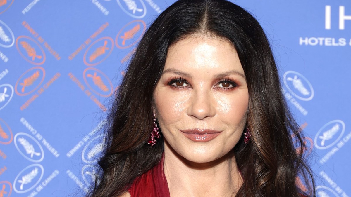 Catherine Zeta-Jones exhibe una figura increíblemente tonificada con un diminuto minivestido que provoca la reacción de su hijastro