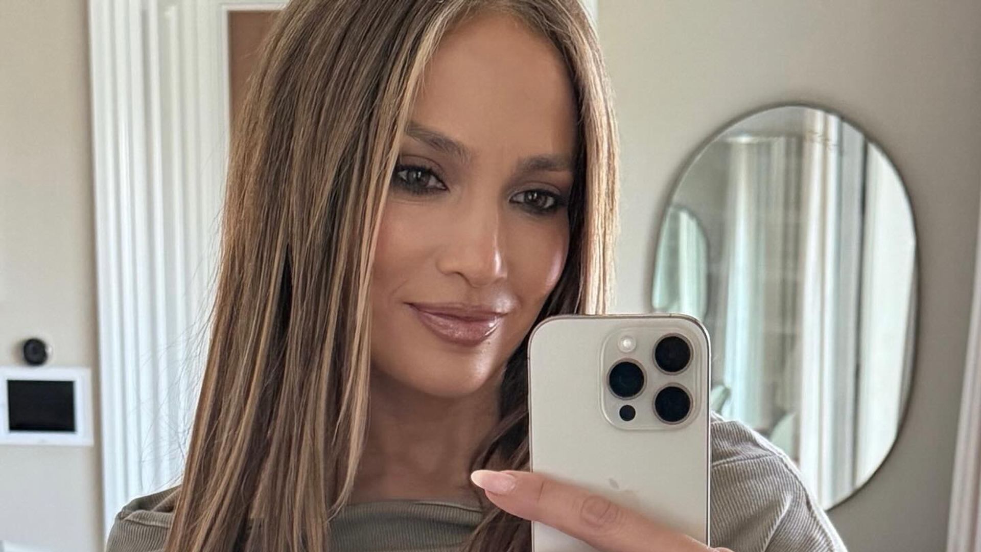 Jennifer Lopez poses for a mirror selfie 