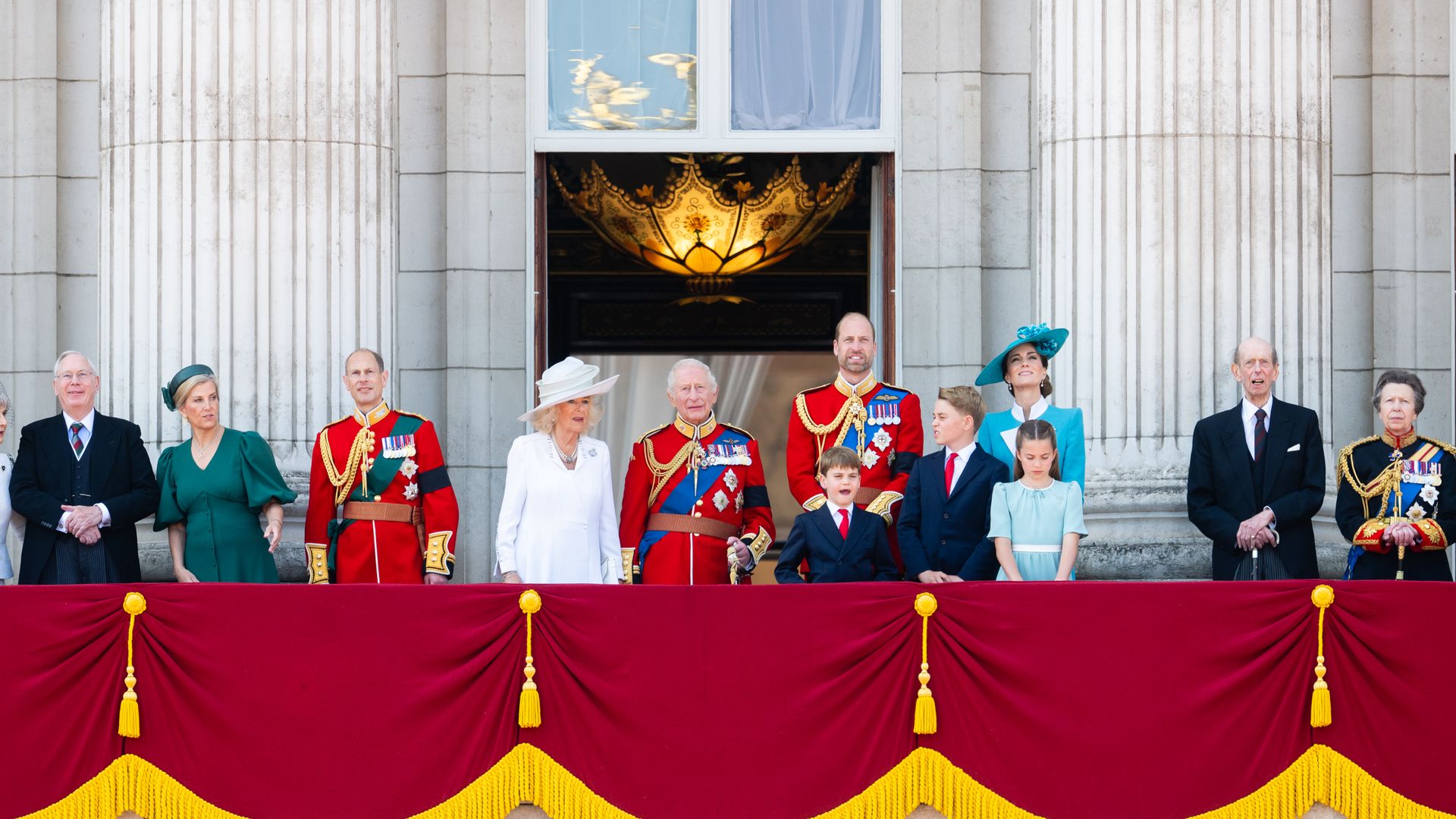 members of royal family standing on buckingham palace balcony 