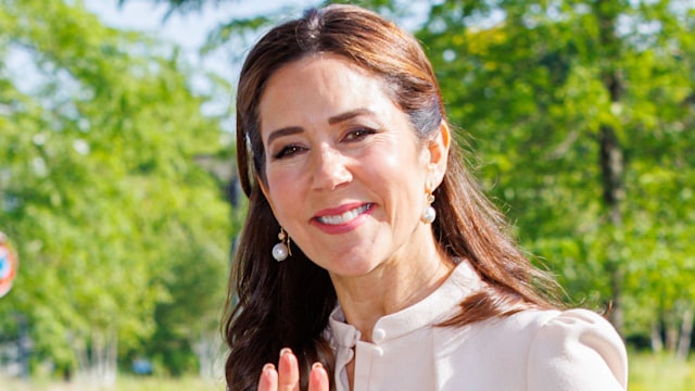  Mary of Denmark waving in cream dress