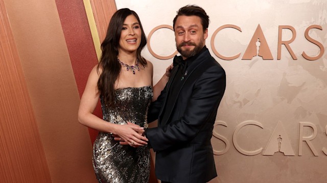 Kieran Culkin embraces his wife Jazz Charton on the red carpet of the Oscars at the 97th Annual Academy Awards