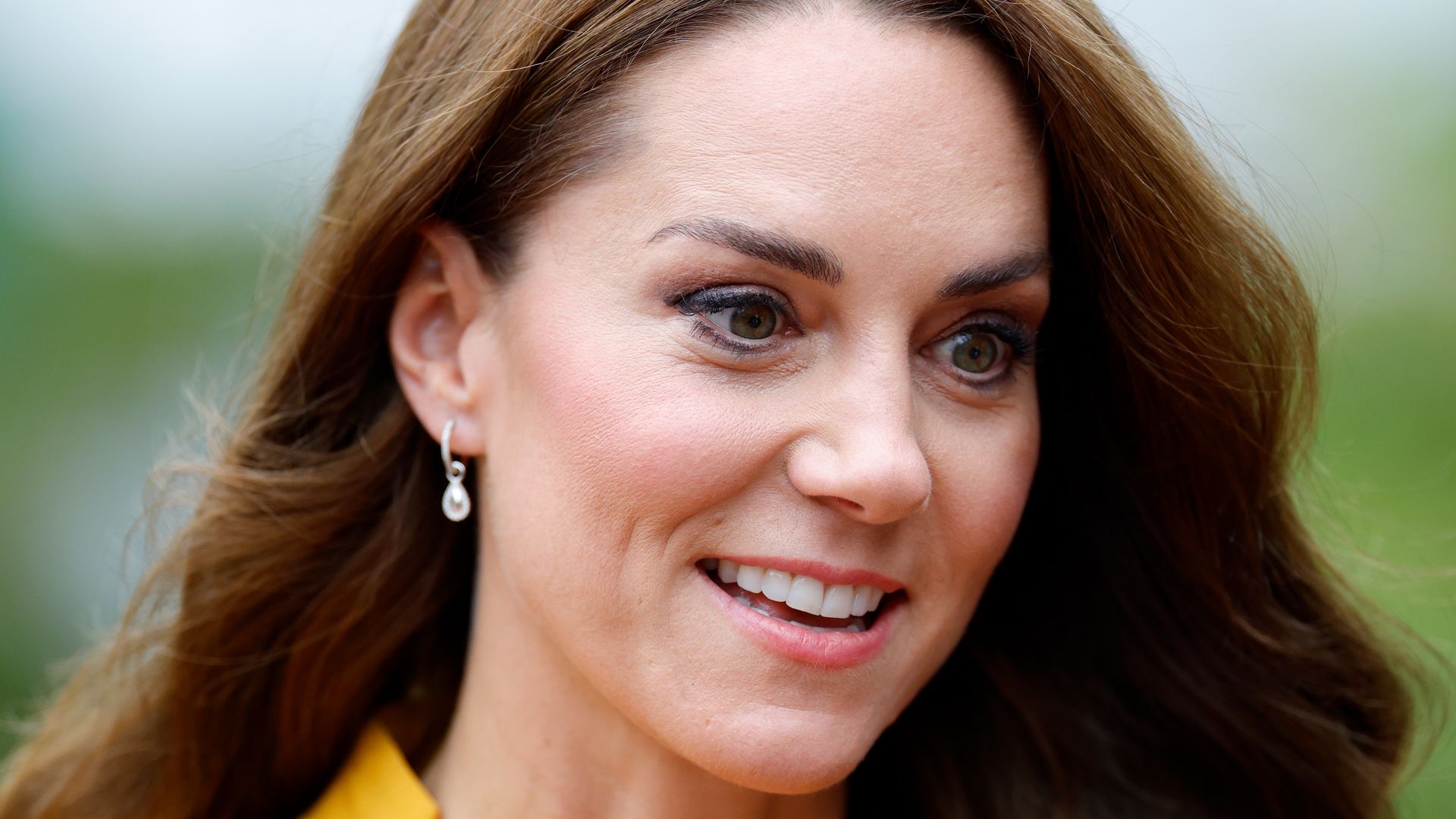 Kate looking surprised in yellow dress