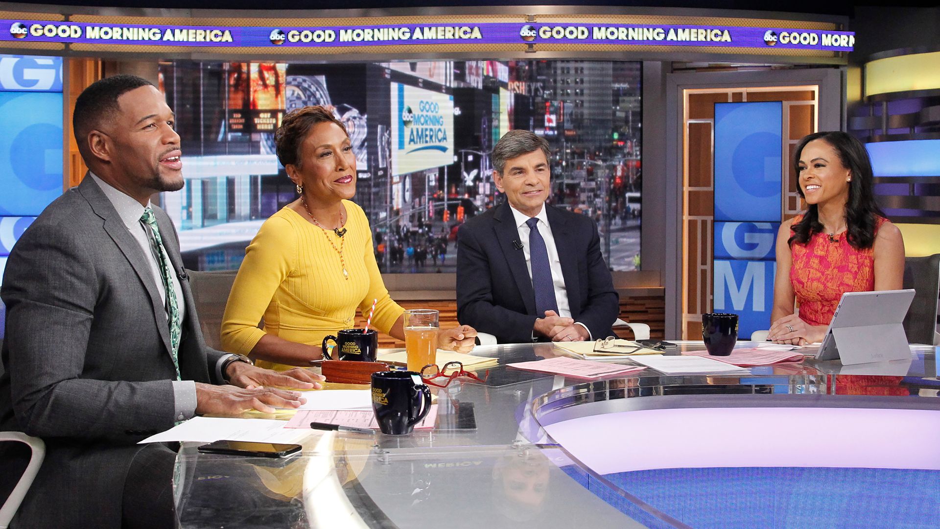 MICHAEL STRAHAN, ROBIN ROBERTS, GEORGE STEPHANOPOULOS, LINSEY DAVIS on GMA
