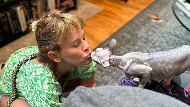 Sosie Bacon kisses her cat's nose in sweet photo