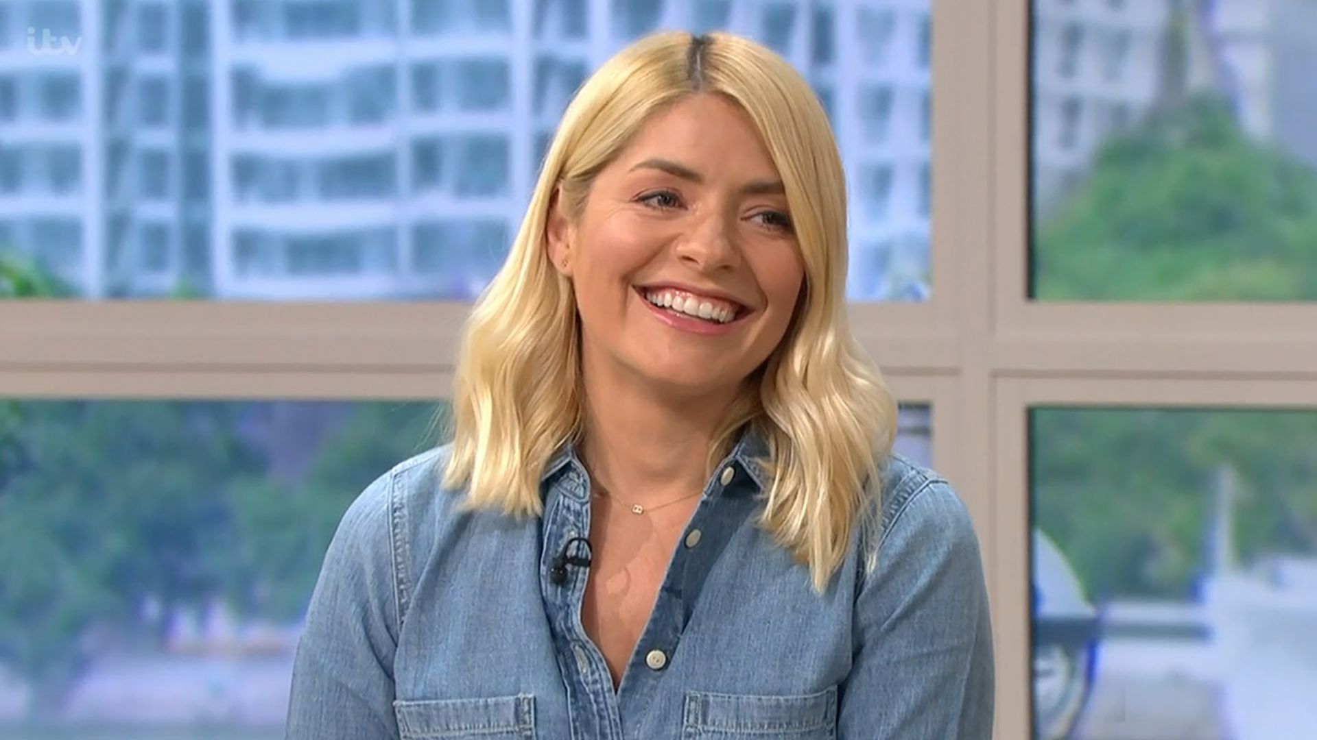 holly willoughby 1t