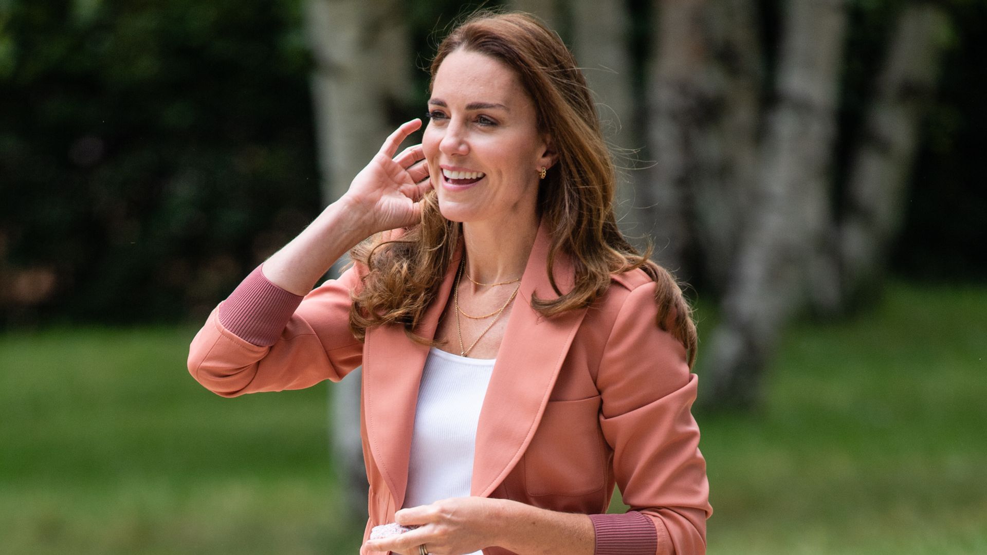 kate middleton in jeans and pink blazer at natural history museum 