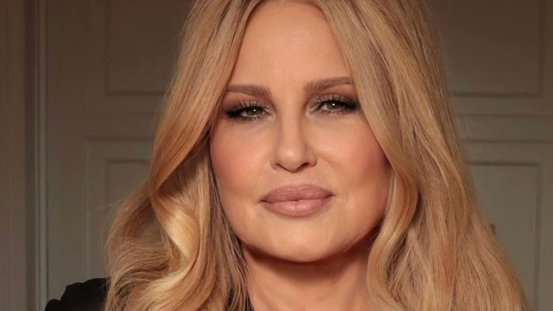 Jennifer Coolidge face wand