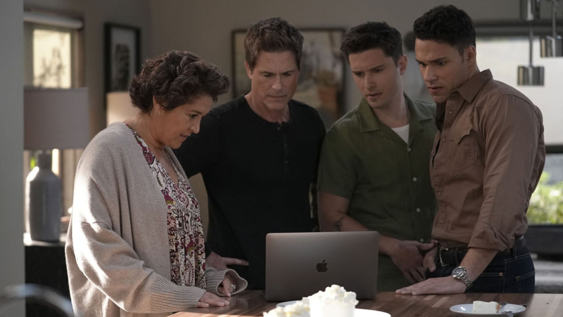 Guest star Roxanna Brusso, Rob Lowe, Ronen Rubinstein and Rafael Silva in the "Control Freaks" episode of 9-1-1 LONE STAR