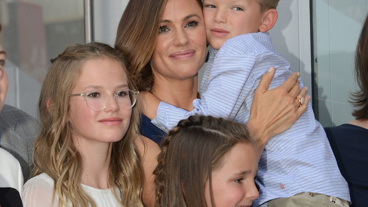 Jennifer Garner towered over by young family member in headturning