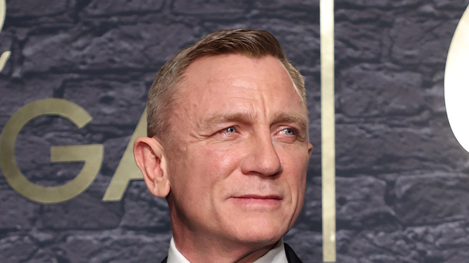 Daniel Craig looks worlds away from James Bond role in new photo