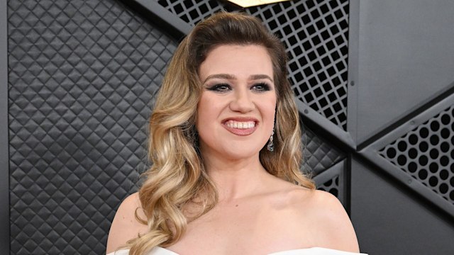 Kelly Clarkson in white gown on red carpet