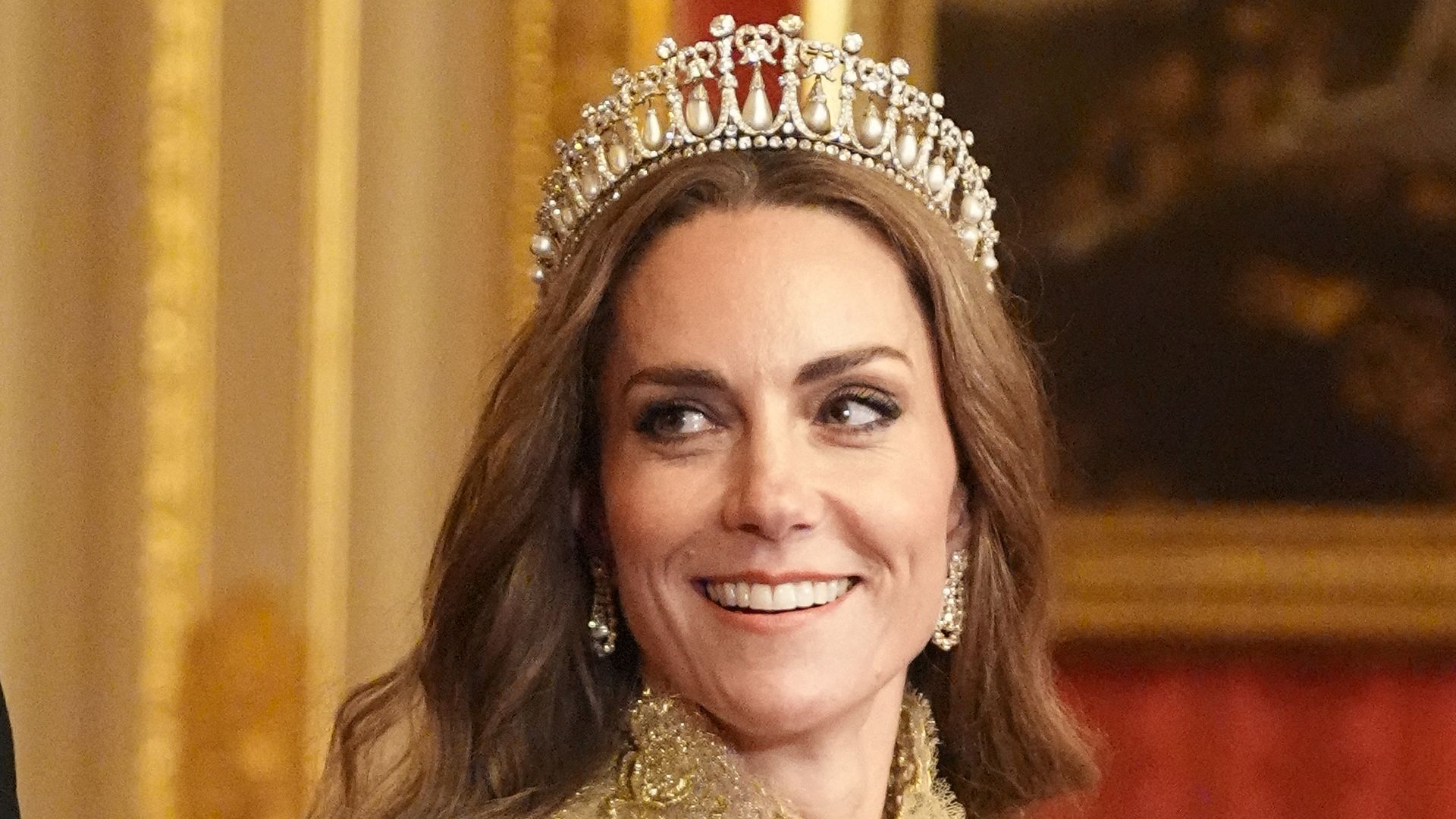 Kate Middleton in gold lace dress and Lover's Knot tiara at 2025 US state banquet
