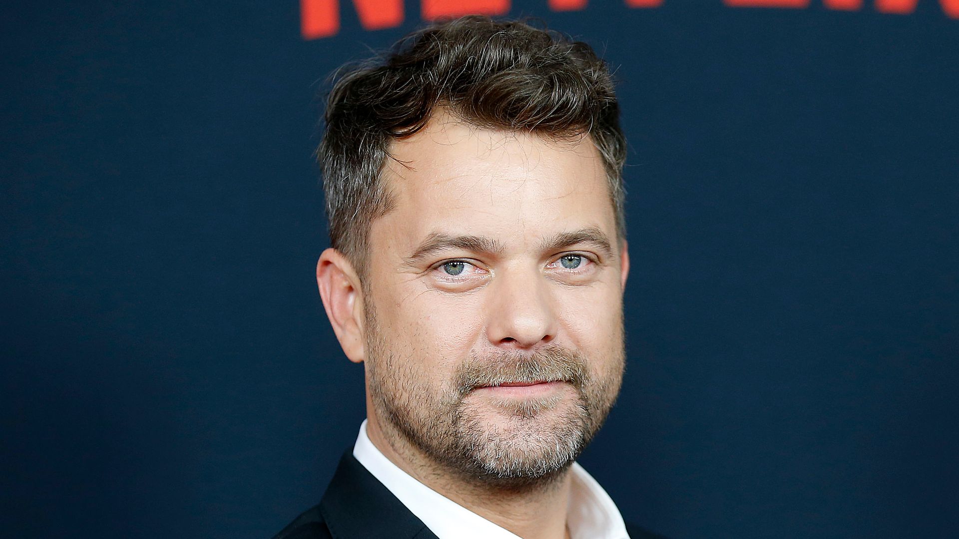 Joshua Jackson in suit at premiere 